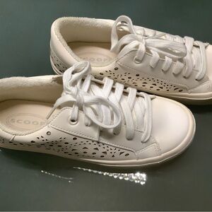 SCOOP WHITE SNEAKERS size 6.5